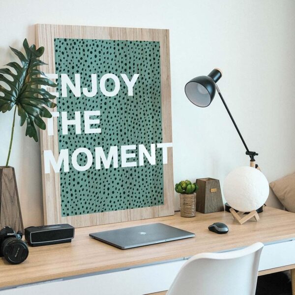 Ambiente escritorio con el cuadro de madera Enjoy The Moment