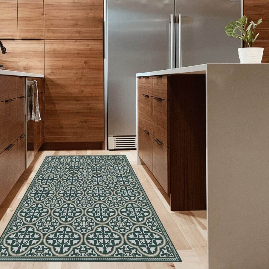 Ambiente de cocina con la alfombra vinílica Granada Green Jasper