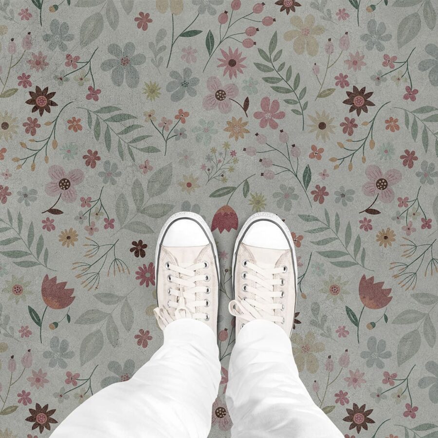 Detalle de pies con la alfombra vinílica Wild Flowers
