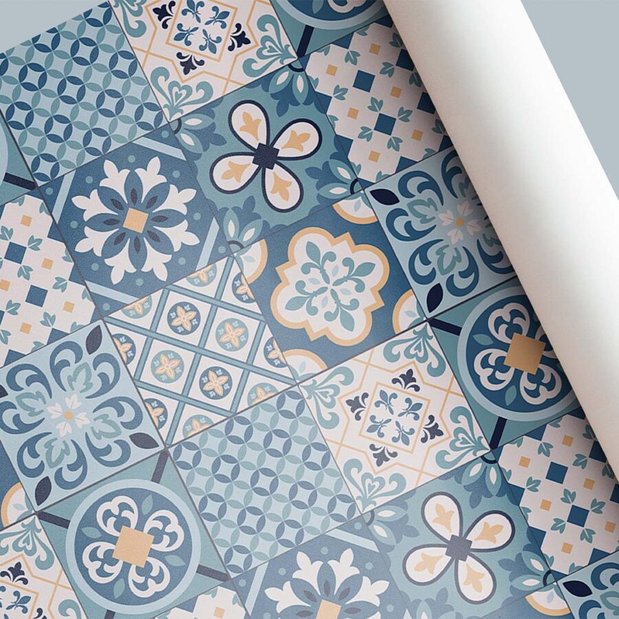 La alfombra hidráulica en tonos azules Luzim se presenta de forma enrollada
